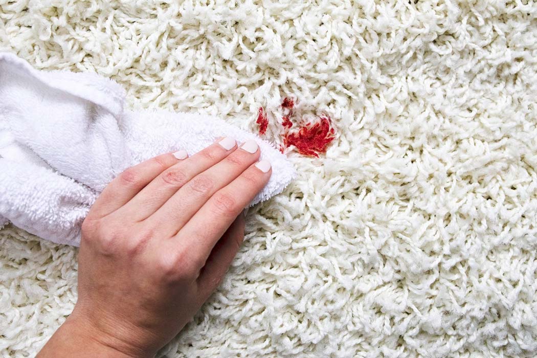نحوه از بین بردن لکه خون از روی فرش - قالیشویی خوشنام
